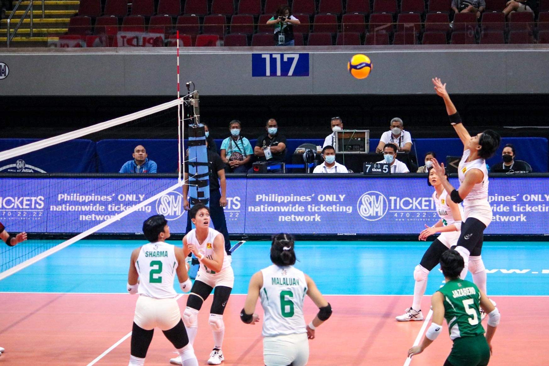 Mahigpit na kapit: DLSU Lady Spikers, waging patumbahin ang UP Fighting Maroons!