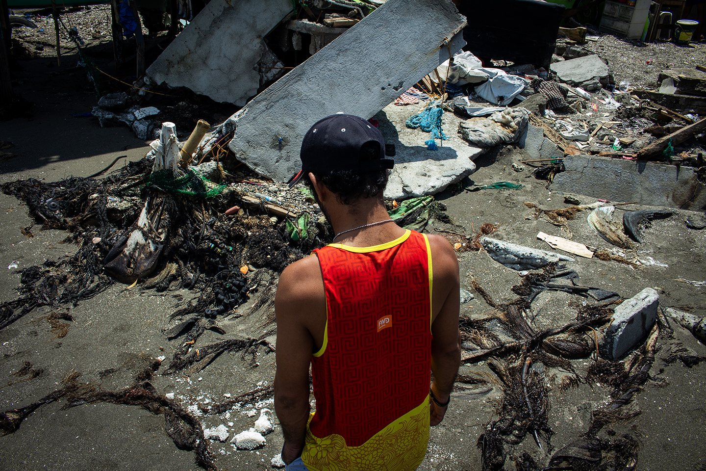 Tubig at langis: Oil spill mula Bataan, nananatiling suliranin ng mga baybaying bayan sa Cavite