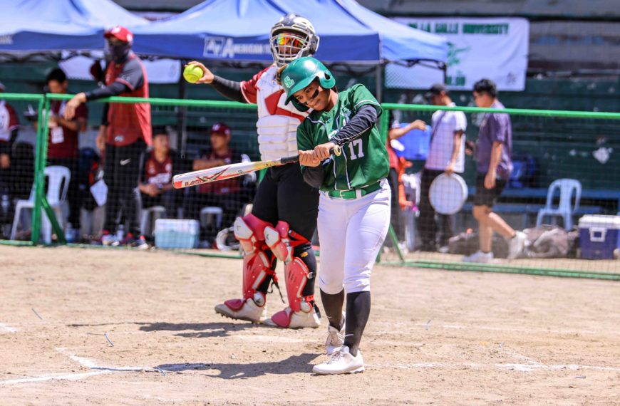 DLSU Lady Batters, bumigay sa patibong ng UP Softball Team