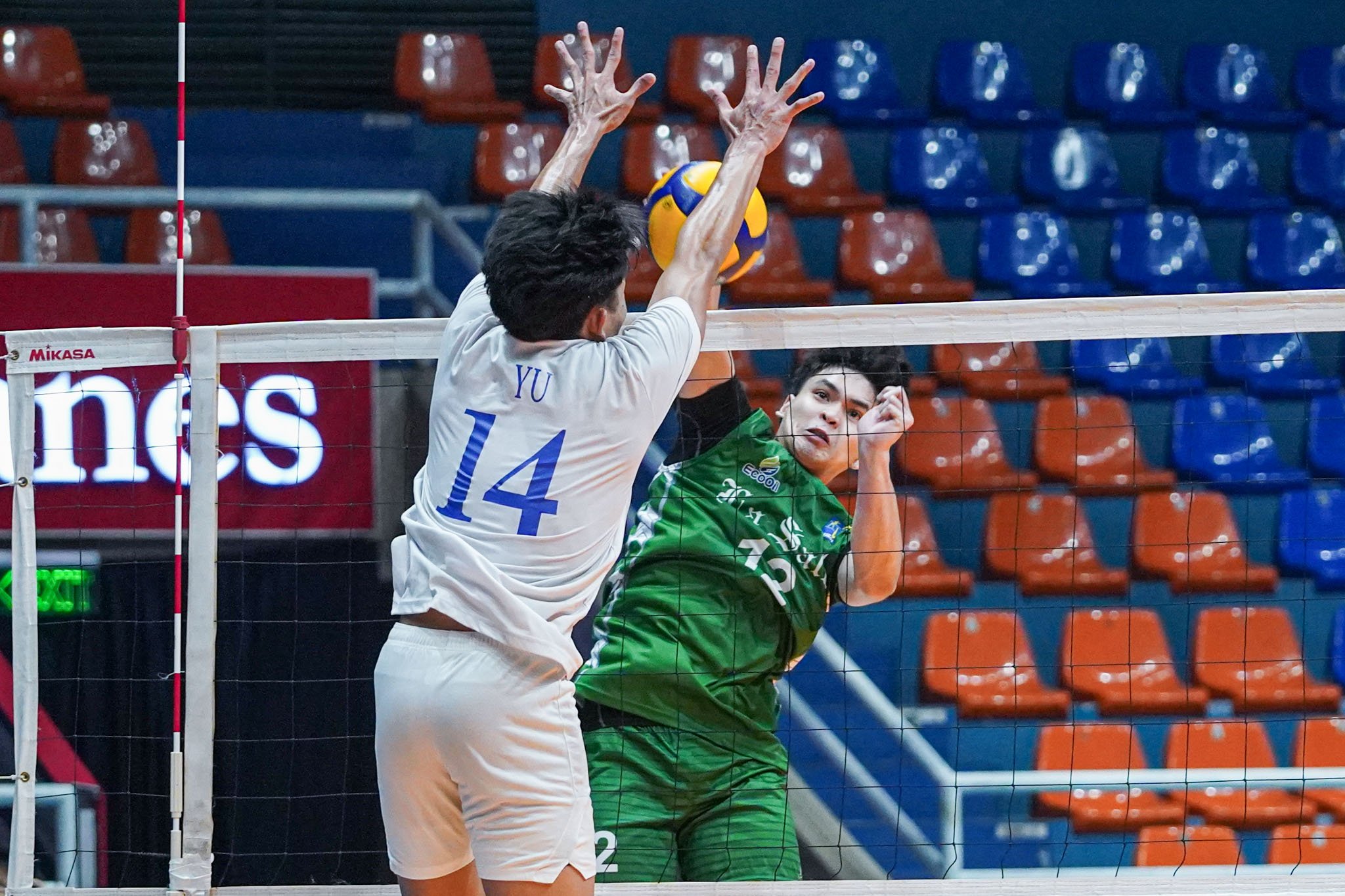 Green Spikers, bigong madaluhong ang kanlungan ng Blue Eagles; tiket sa Finals, napurnada