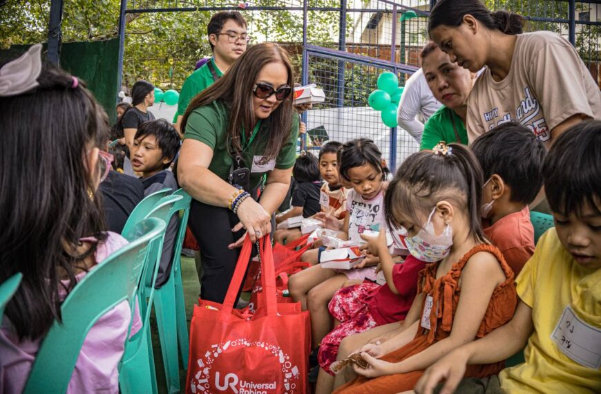 Gabay ng Lasalyano, naghatid ng saya at mga regalo sa kabataan ng Leveriza